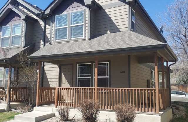 Spacious 2B/2.5B Townhouse with Detached Garage and Basement Available Early May!! photos photos