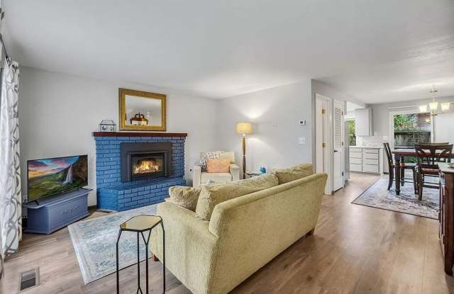 Updated, two bedroom townhouse in Central Ashland location | Available Late November Gallery 3