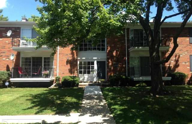 422 foxhills - 422 Fox Hills Dr N, Oakland County, MI 48304