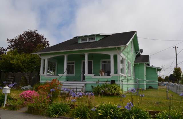 Beautiful, spacious Craftsman, Owner pays Yard Care, Laundry on site - 135 West Grant Street, Eureka, CA 95501 Beautiful, spacious Craftsman, Owner pays Yard Care, Laundry on site - 135 West Grant Street, Eureka, CA 95501