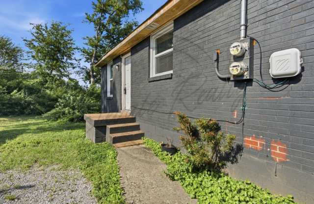 ONE MONTH FREE RENT: Two Bedroom Duplex with Updated Kitchen in Madison! Gallery 4