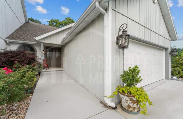 Beautifully updated 4-bedroom, 3-bath duplex in Branson! Gallery 3