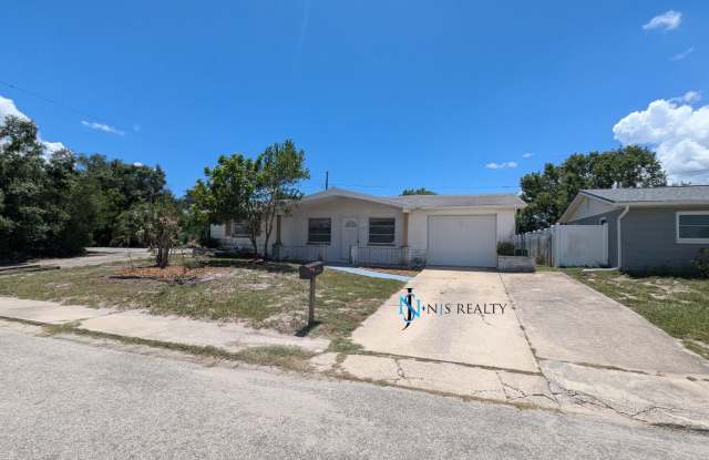 Must See 3/2/1 over 1000sf with tile/laminate floors, fresh paint, fenced yard and large living room!! photos photos