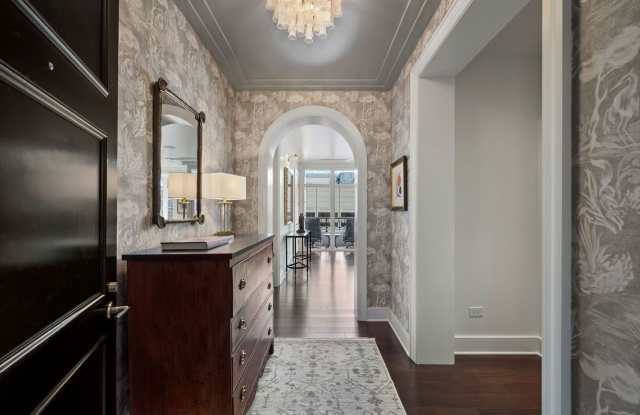 118 E ERIE Street Gallery 4
