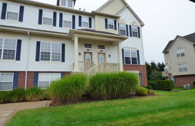 1555 Cass Lake Road - 1555 Cass Lake Road, Keego Harbor, MI 48320
