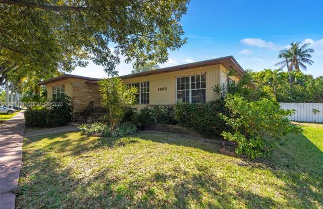 4582 Royal Palm Ave photos photos