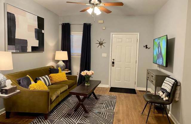 Room in 4 Bedroom Home at Jones Ave NW Gallery 3