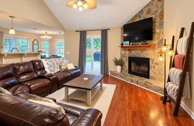 3/2 with large fenced in yard! Gallery 3