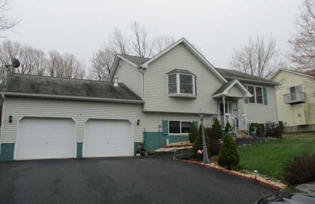 2118 Wild Laurel Dr - 2118 Wild Laurel Drive, Emerald Lakes, PA 18334