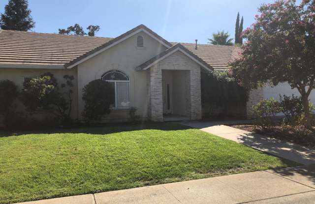 3 bedroom, 2 bathroom home located in the desirable neighborhood of Redding - 3948 Eagle Parkway, Redding, CA 96001