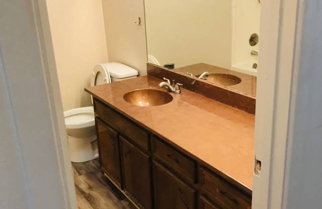 2 bed townhouse - 2601 North Sunset Circle, Hobbs, NM 88240