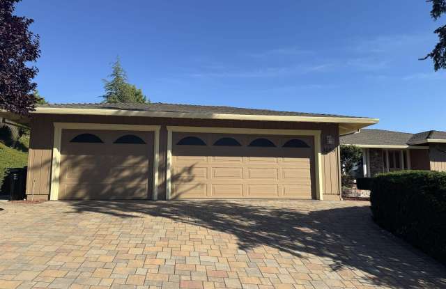 1088 Country Club Dr Gallery 2