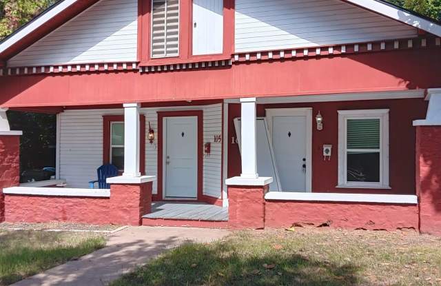 Quaint Craftsman style One Bedroom, One Bath half duplex. Move in Ready. photos photos