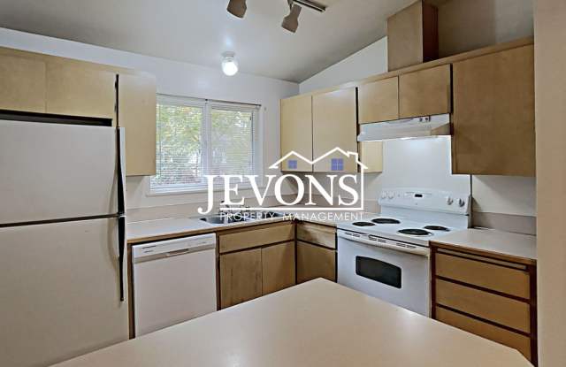 Inviting 3-bedroom duplex near Lakewood Towne Center and minutes from Sunnyside Beach Park! photos photos