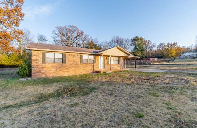 Charming 3 Bed / 1.5 Bath Home in Greenwood (1 Acre Lot) - 2700 Iris Way, Sebastian County, AR 72936