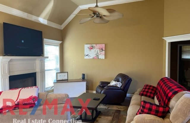 512 Cobblestone Gallery 3