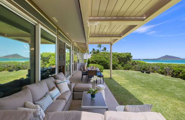 Spectacular Newly Updated Beachfront 3 Bedroom + Bonus Room, 3 Bathroom Home with Spa Gallery 3