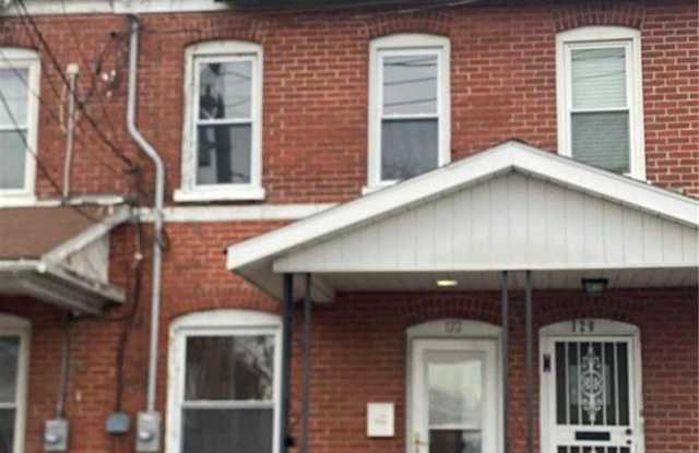Charming three-bedroom row house available for rent in the desirable Nazareth photos photos