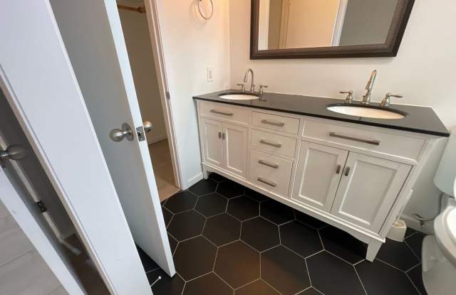 Room in 3 Bedroom Home at Southwest Dr Gallery 3