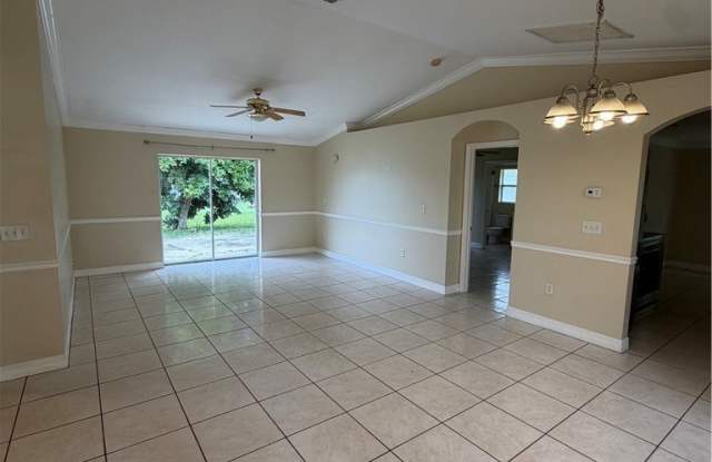 409 Candlewick Circle E Gallery 2