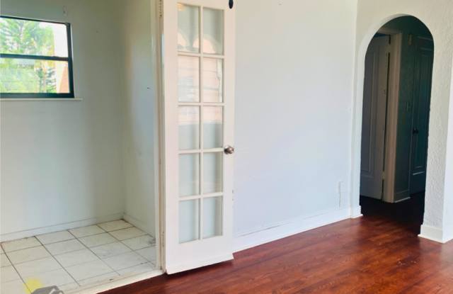 420 North Oleander Avenue - 3 photos photos