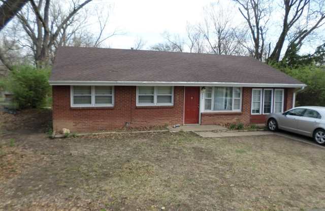 2034 College Heights - 2034 College Heights Road, Manhattan, KS 66502