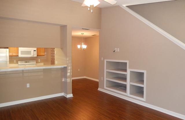 AWESOME 3/3 in Great Location, w/ Vaulted Ceilings, W/D, Large Bedrooms, & More! $1450/month Avail November 1st! Gallery 4