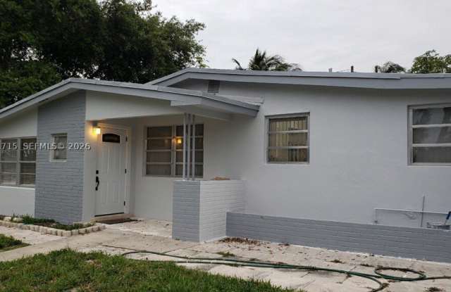 18280 NE Glades Dr Gallery 3