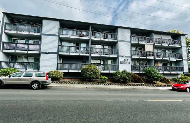 Affordable Condo Close to Everything - 1010 Perry Avenue, Bremerton, WA 98310