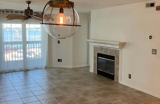 Lovely Waterfront Condo Davidson Gallery 4