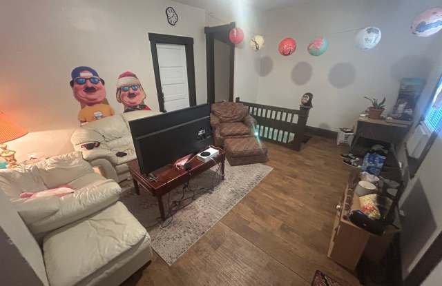3 Bedroom House - Downtown - Available June 21, 2027! Gallery 4