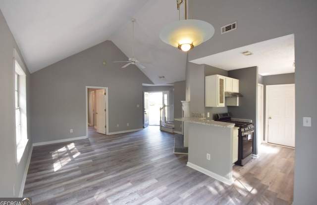 700 S Fairfield Drive Gallery 4