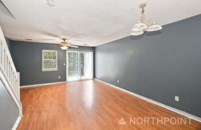 2 bedroom townhome-fully repainted Gallery 3