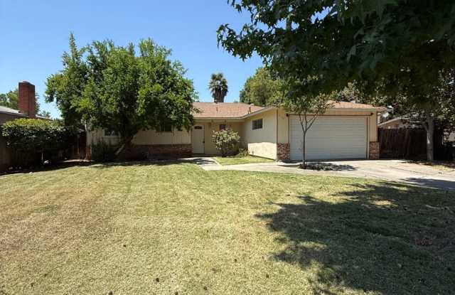 Charming 3-Bed, 2-Bath Home in North Merced! photos photos