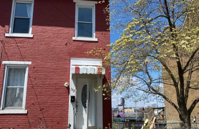 2 BEDROOM IN THE HEART OF BLOOMFIELD! - 342 Ella Street, Pittsburgh, PA 15224