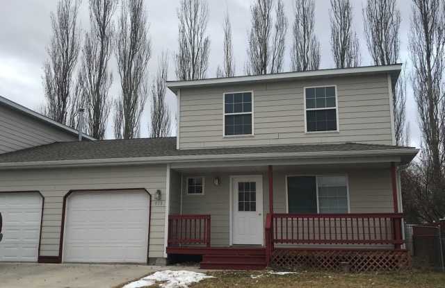 Welcoming 3-Bedroom Townhouse with Comfortable Living Spaces and Cozy Outdoor Area - 513 Prairie Avenue, Bozeman, MT 59718