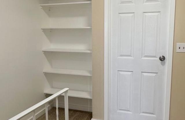 2 BEDROOMS 1.5 BATHROOM TOWNHOUSE AVAILABLE FOR RENT JONES AND VEGAS DR !!! Gallery 4
