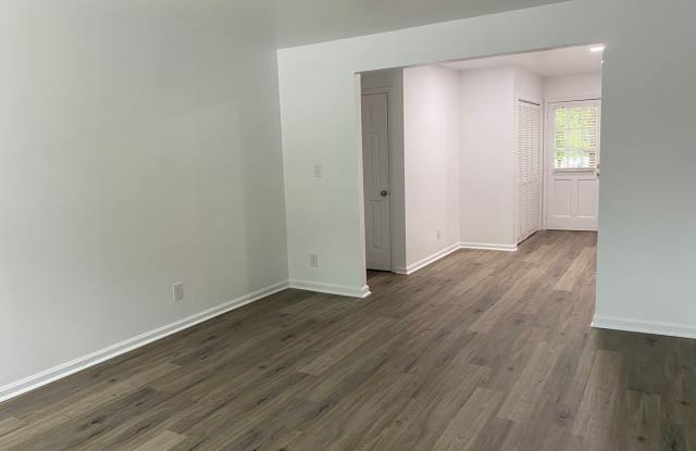 Adorable 2 Bedroom, 1 Bath in East Raleigh near Cary Crossroads - Pet Friendly! photos photos