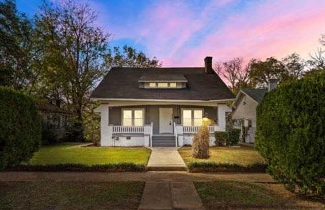 Nicely Renovated 3 Bedroom 1 Bath Home Available Now! photos photos