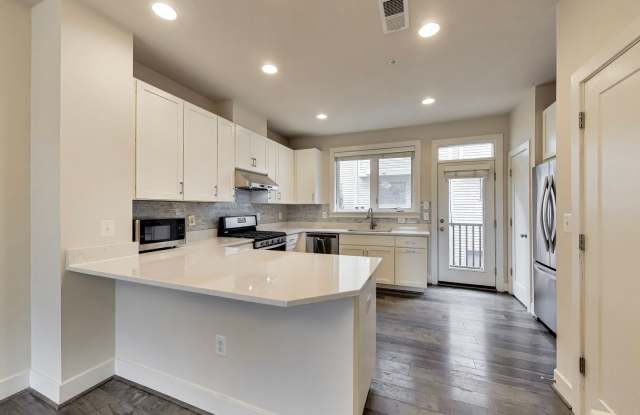 3 bed + 3.5 BA Beautiful  "near new" TH w/ Roof Top Deck Gallery 4