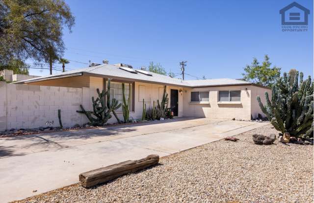 3Bed/2Bath House at 19th Ave/Camelback! Ready for Immediate Move-In! -- NO HOA! CORNER LOT! Gallery 1