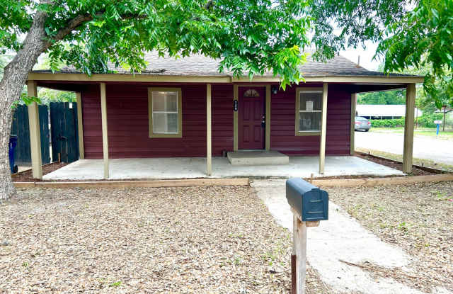 *COMING SOON* Corner Lot 3 Bedroom / 1.5 Bath Home In Pleasanton TX. photos photos