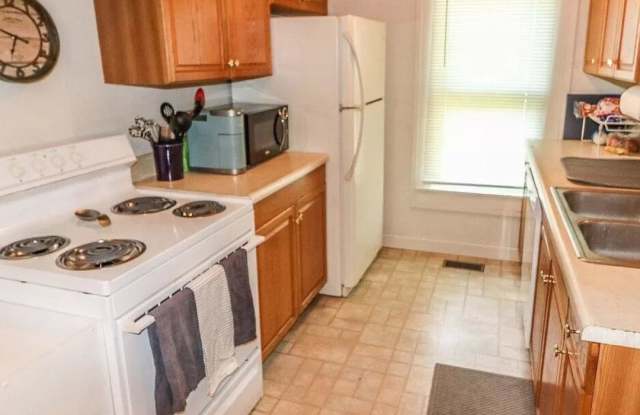 Prime Location 4 Bed Duplex - 817 Thurston Street, Manhattan, KS 66502 Prime Location 4 Bed Duplex - 817 Thurston Street, Manhattan, KS 66502