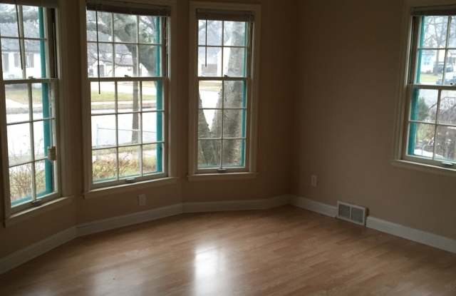 Gorgeous 3 Bedroom 1 Bathroom Home in St. Paul! photos photos