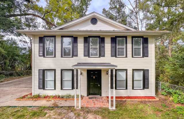 MIDTOWN 5/3.5 w/ 2750 sq ft, Wood Floors, Fireplace, Fenced Yard, and Deck, on .32 of an Acre! $3100/month Avail August 1! photos photos