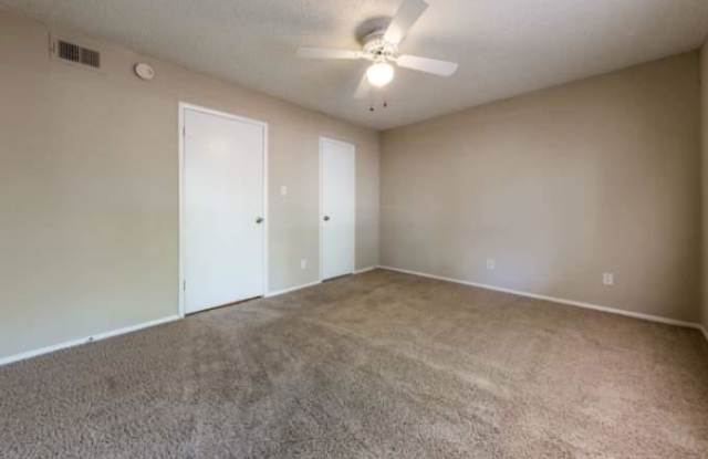 254 E Riverside Dr Gallery 4