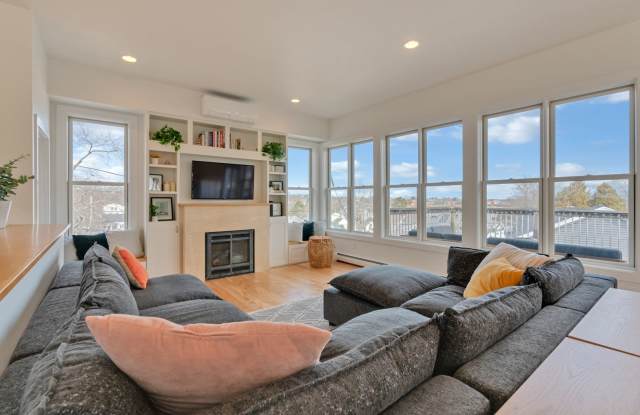 Stunning 4 Bed 2.5 Bath Steps from Willards Beach photos photos