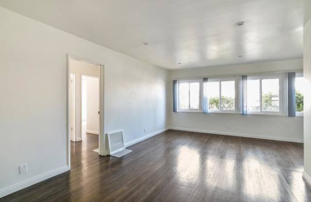 712 North Ardmore Avenue #6 Gallery 2