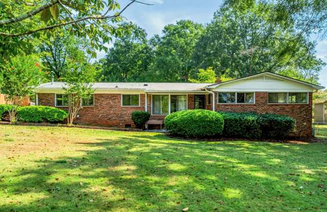 Fully Furnished 3BR/2BA Athens Home | Convenient to UGA | Available December 1 Gallery 1