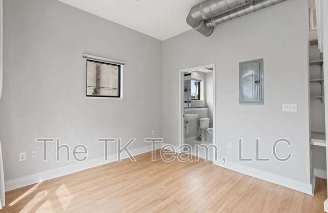 514 W 10th Street Gallery 3